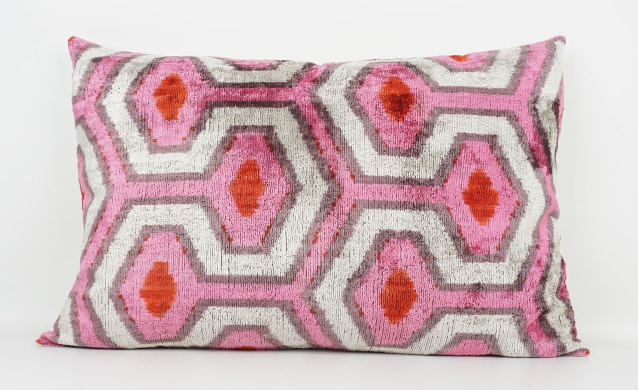 Kissenhülle 40×60 mit Hexagon-/Wabenmuster in Pink, Greige und Offwhite; Vorderseite aus 100 % Seide (Silk-Velvet), Rückseite aus Leinen, sanfter Glanz.