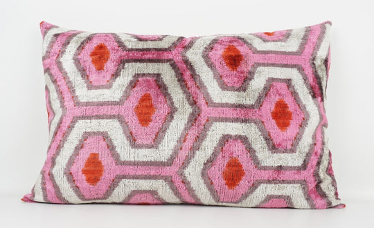 Kissenhülle 40×60 mit Hexagon-/Wabenmuster in Pink, Greige und Offwhite; Vorderseite aus 100 % Seide (Silk-Velvet), Rückseite aus Leinen, sanfter Glanz.