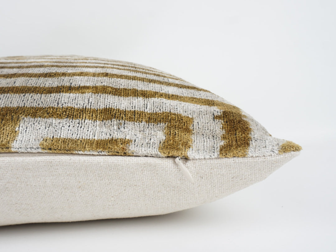 Kissenhülle 40×60 mit Labyrinth-/Quadratlinien in Beige und Gold; Vorderseite aus 100 % Seide (Silk-Velvet), Rückseite aus Leinen, sanfter Glanz.