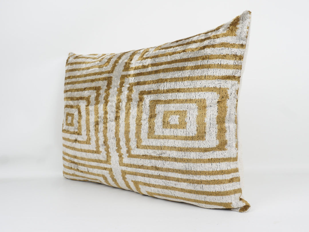 Kissenhülle 40×60 mit Labyrinth-/Quadratlinien in Beige und Gold; Vorderseite aus 100 % Seide (Silk-Velvet), Rückseite aus Leinen, sanfter Glanz.