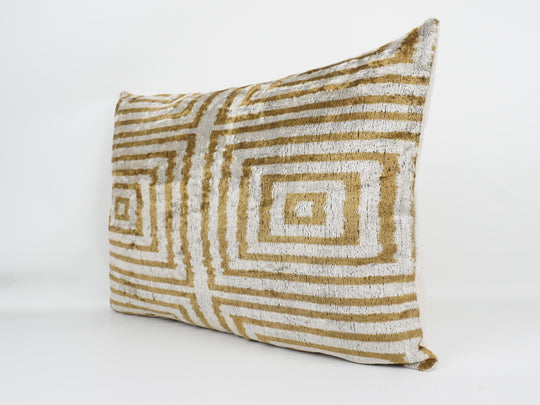 Kissenhülle 40×60 mit Labyrinth-/Quadratlinien in Beige und Gold; Vorderseite aus 100 % Seide (Silk-Velvet), Rückseite aus Leinen, sanfter Glanz.