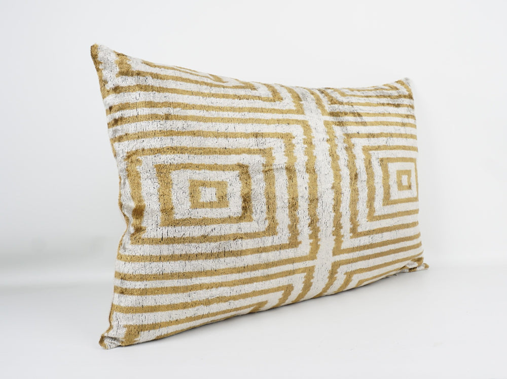 Kissenhülle 40×60 mit Labyrinth-/Quadratlinien in Beige und Gold; Vorderseite aus 100 % Seide (Silk-Velvet), Rückseite aus Leinen, sanfter Glanz.