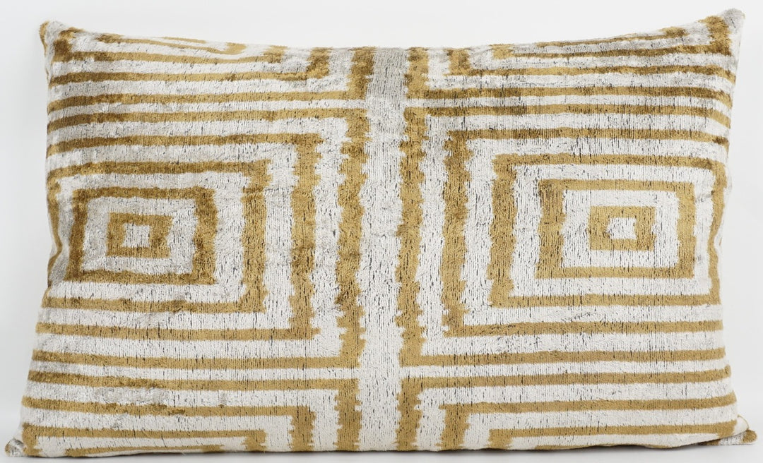 Kissenhülle 40×60 mit Labyrinth-/Quadratlinien in Beige und Gold; Vorderseite aus 100 % Seide (Silk-Velvet), Rückseite aus Leinen, sanfter Glanz.