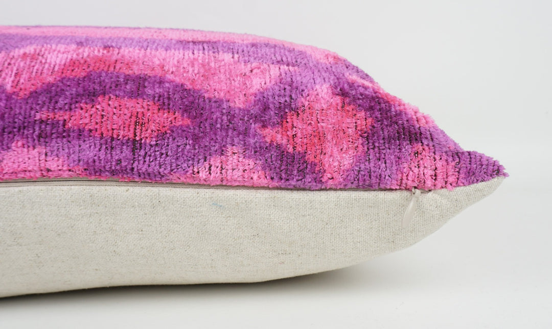 Kissenhülle 40×60 mit Rauten-/Gittermuster in Pink und Lila; Vorderseite aus 100 % Seide (Silk-Velvet), Rückseite aus Baumwolle/Leinen, dezenter Glanz.