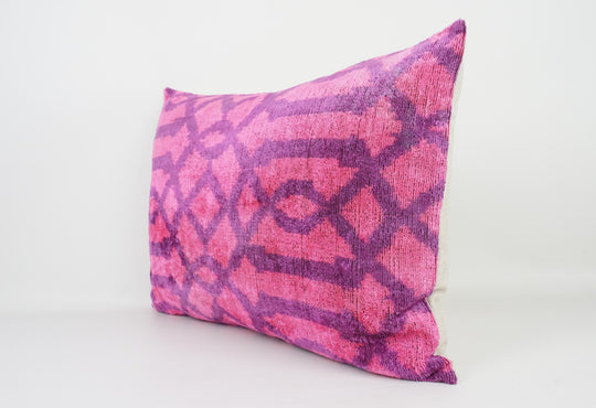 Kissenhülle 40×60 mit Rauten-/Gittermuster in Pink und Lila; Vorderseite aus 100 % Seide (Silk-Velvet), Rückseite aus Baumwolle/Leinen, dezenter Glanz.