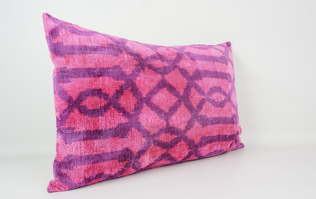 Kissenhülle 40×60 mit Rauten-/Gittermuster in Pink und Lila; Vorderseite aus 100 % Seide (Silk-Velvet), Rückseite aus Baumwolle/Leinen, dezenter Glanz.