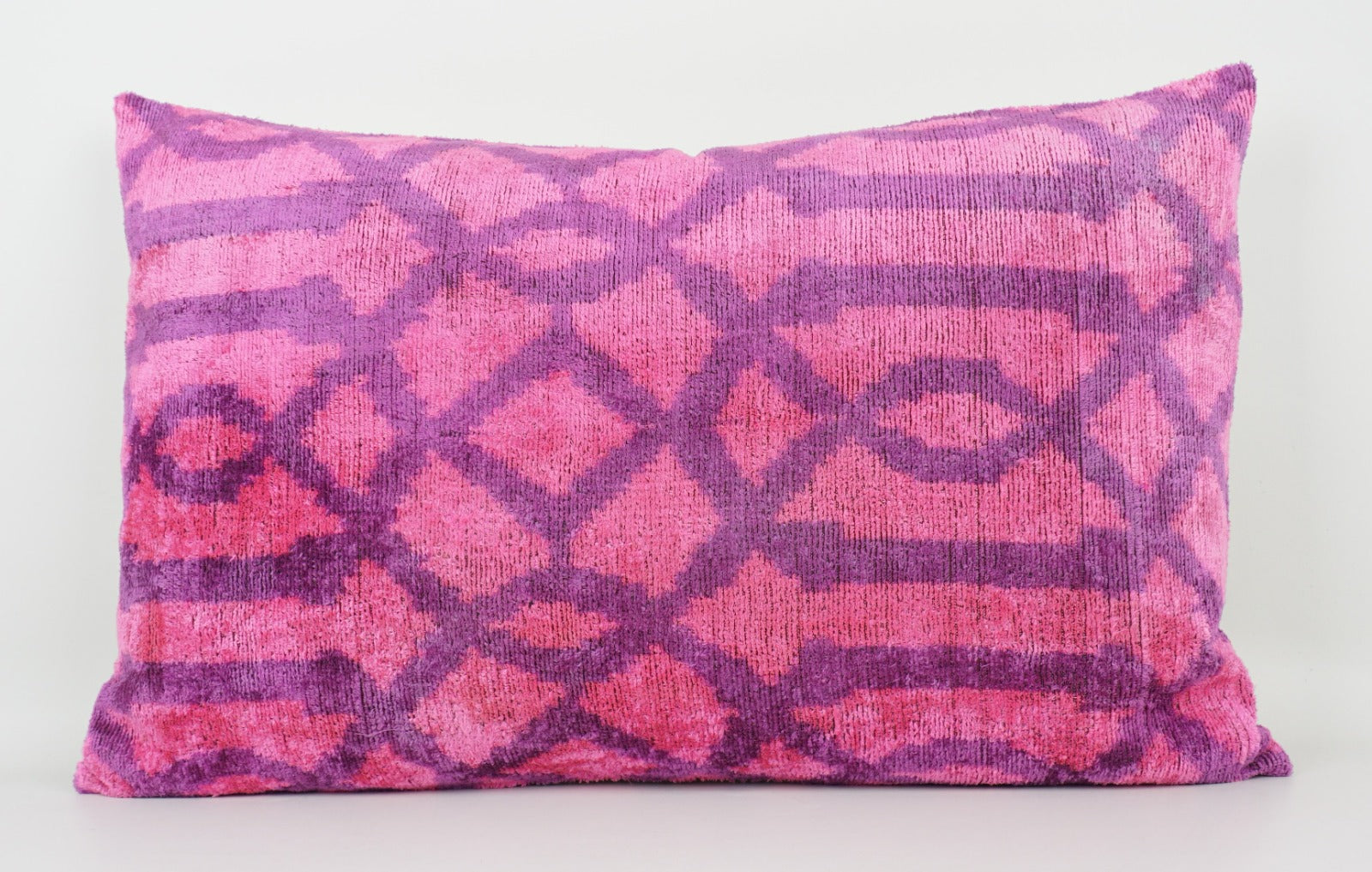 Kissenhülle 40×60 mit Rauten-/Gittermuster in Pink und Lila; Vorderseite aus 100 % Seide (Silk-Velvet), Rückseite aus Baumwolle/Leinen, dezenter Glanz.