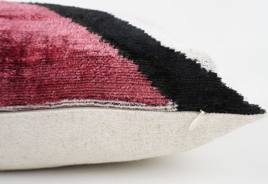 Seidenkissen 50×50 mit Chevron-/V-Muster in Offwhite, Beere und Schwarz; Vorderseite 100 % Seide (Silk-Velvet), Rückseite Baumwolle/Leinen.