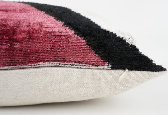 Seidenkissen 50×50 mit Chevron-/V-Muster in Offwhite, Beere und Schwarz; Vorderseite 100 % Seide (Silk-Velvet), Rückseite Baumwolle/Leinen.