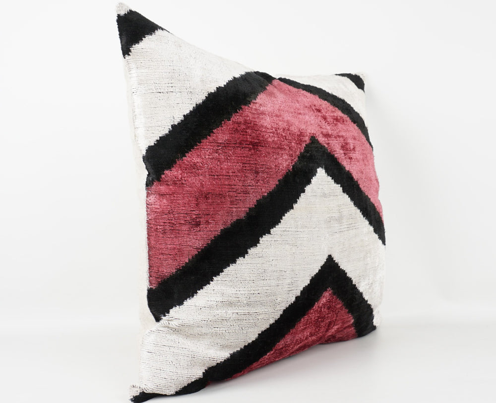 Seidenkissen 50×50 mit Chevron-/V-Muster in Offwhite, Beere und Schwarz; Vorderseite 100 % Seide (Silk-Velvet), Rückseite Baumwolle/Leinen.