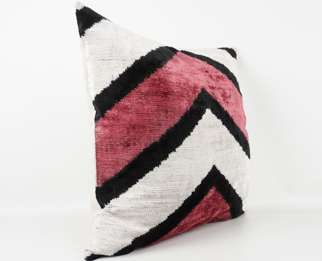 Seidenkissen 50×50 mit Chevron-/V-Muster in Offwhite, Beere und Schwarz; Vorderseite 100 % Seide (Silk-Velvet), Rückseite Baumwolle/Leinen.