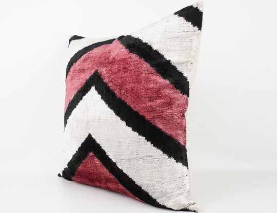 Seidenkissen 50×50 mit Chevron-/V-Muster in Offwhite, Beere und Schwarz; Vorderseite 100 % Seide (Silk-Velvet), Rückseite Baumwolle/Leinen.