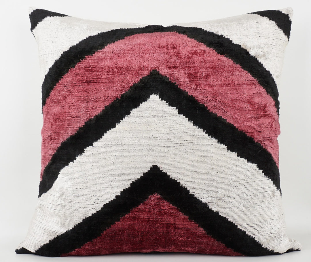 Seidenkissen 50×50 mit Chevron-/V-Muster in Offwhite, Beere und Schwarz; Vorderseite 100 % Seide (Silk-Velvet), Rückseite Baumwolle/Leinen.