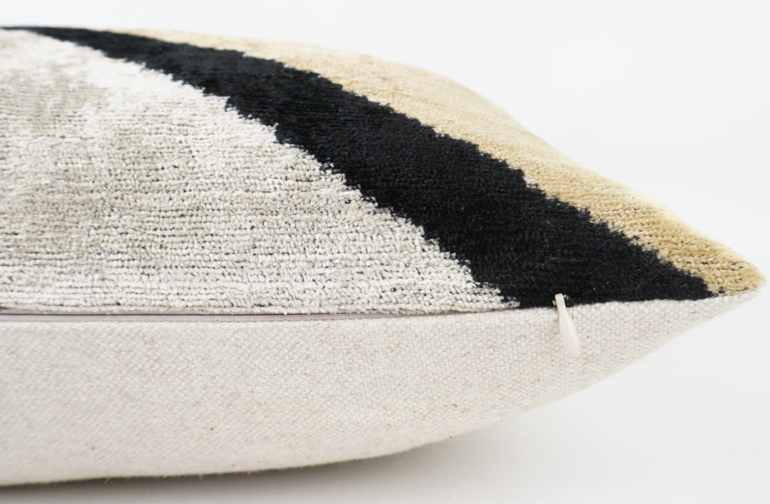 Seidenkissen 50×50 mit Chevron-/V-Muster in Offwhite, Sand und Schwarz; Vorderseite aus 100 % Seide (Silk-Velvet), Rückseite aus Baumwolle/Leinen.