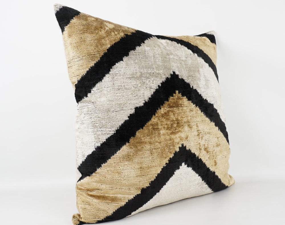 Seidenkissen 50×50 mit Chevron-/V-Muster in Offwhite, Sand und Schwarz; Vorderseite aus 100 % Seide (Silk-Velvet), Rückseite aus Baumwolle/Leinen.