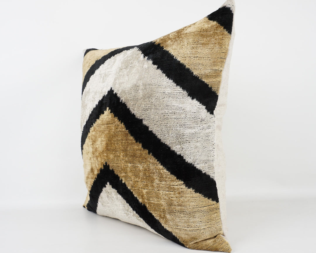 Seidenkissen 50×50 mit Chevron-/V-Muster in Offwhite, Sand und Schwarz; Vorderseite aus 100 % Seide (Silk-Velvet), Rückseite aus Baumwolle/Leinen.
