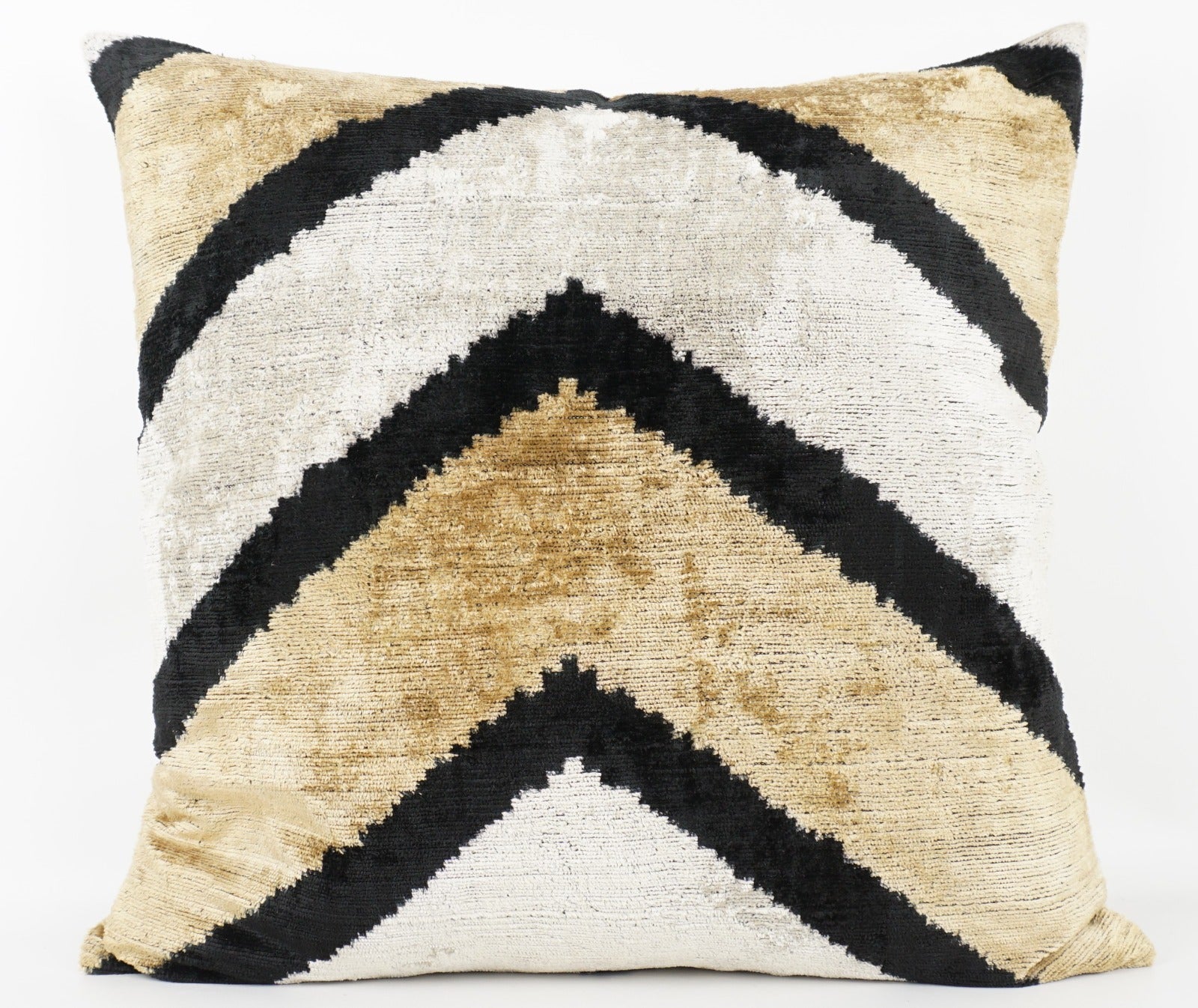 Seidenkissen 50×50 mit Chevron-/V-Muster in Offwhite, Sand und Schwarz; Vorderseite aus 100 % Seide (Silk-Velvet), Rückseite aus Baumwolle/Leinen.