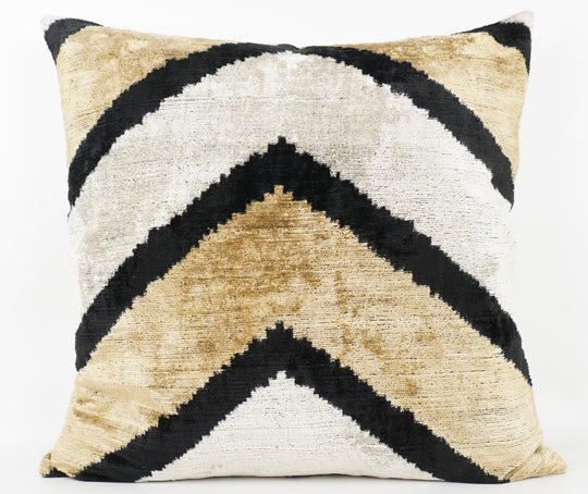Seidenkissen 50×50 mit Chevron-/V-Muster in Offwhite, Sand und Schwarz; Vorderseite aus 100 % Seide (Silk-Velvet), Rückseite aus Baumwolle/Leinen.