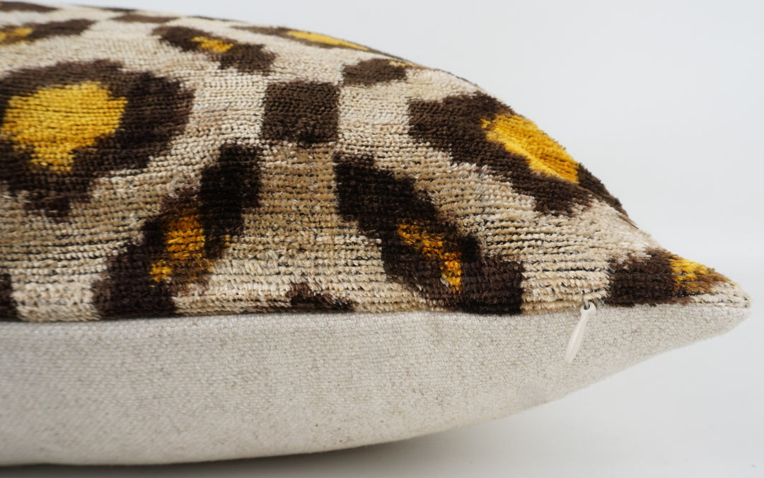 Seidenkissen 50×50 mit Tigermuster in Offwhite, Gelb und Schwarz Vorderseite 100 % Seide (Silk-Velvet), Rückseite Baumwolle/Leinen.