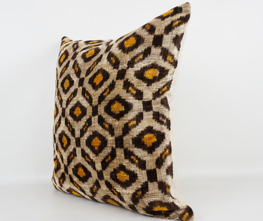 Seidenkissen 50×50 mit Tigermuster in Offwhite, Gold und Schwarz Vorderseite 100 % Seide (Silk-Velvet), Rückseite Baumwolle/Leinen.