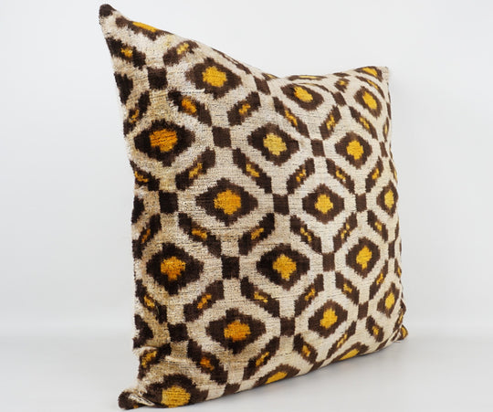 Seidenkissen 50×50 mit Tigermuster in Offwhite, Gold und Schwarz Vorderseite 100 % Seide (Silk-Velvet), Rückseite Baumwolle/Leinen.