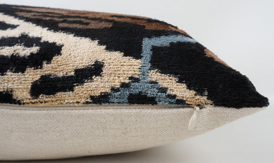 Seidenkissen 50×50 mit Ikat-Muster in Braun, Beere, Blau, Offwhite und Schwarz; Vorderseite 100 % Seide (Silk-Velvet), Rückseite Baumwolle/Leinen.