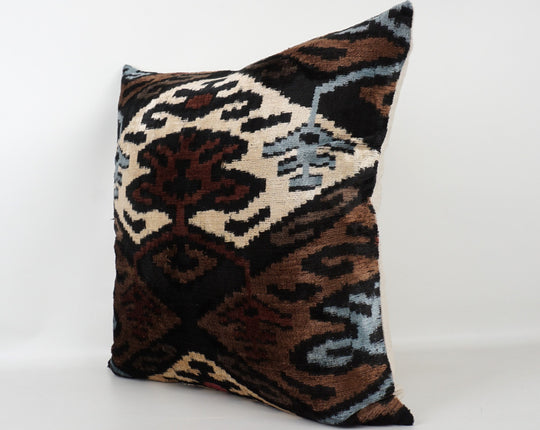 Seidenkissen 50×50 mit Ikat-Muster in Braun, Beere, Blau, Offwhite und Schwarz; Vorderseite 100 % Seide (Silk-Velvet), Rückseite Baumwolle/Leinen.