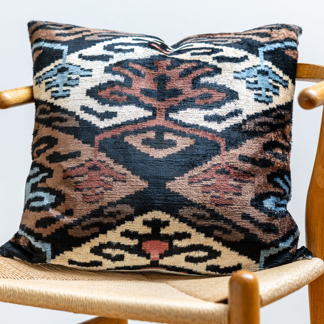 Silk-Velvet-Kissenhuelle-50x50-Ikat-Braun-Beere-Blau-Offwhite-Schwarz-100_Seide-premium-dekokissen-seidenkissen-designkissen