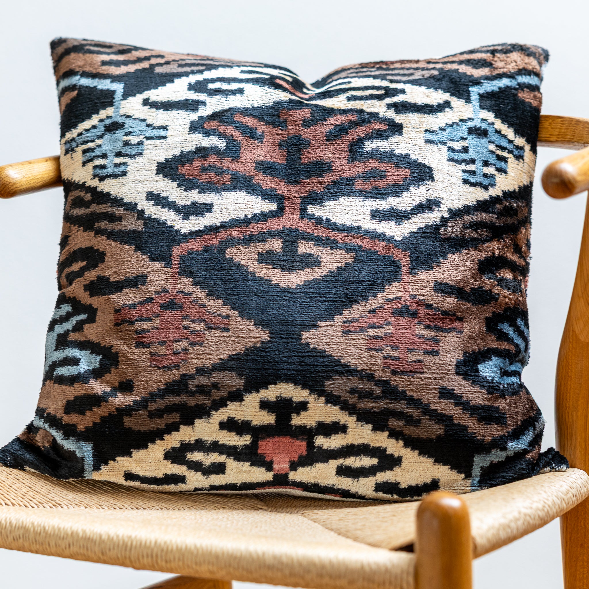 Silk-Velvet-Kissenhuelle-50x50-Ikat-Braun-Beere-Blau-Offwhite-Schwarz-100_Seide-premium-dekokissen-seidenkissen-designkissen