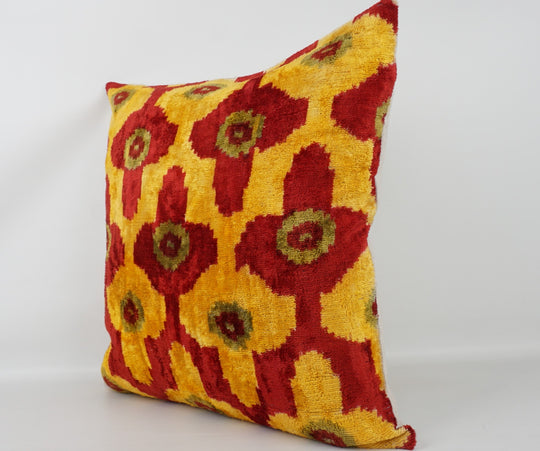 Seidenkissen 50×50 mit Ikat-Blüten in Gelb und Rot; Vorderseite 100 % Seide (Silk-Velvet), Rückseite Baumwolle/Leinen.