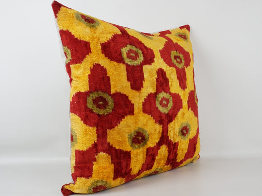 Seidenkissen 50×50 mit Ikat-Blüten in Gelb und Rot; Vorderseite 100 % Seide (Silk-Velvet), Rückseite Baumwolle/Leinen.