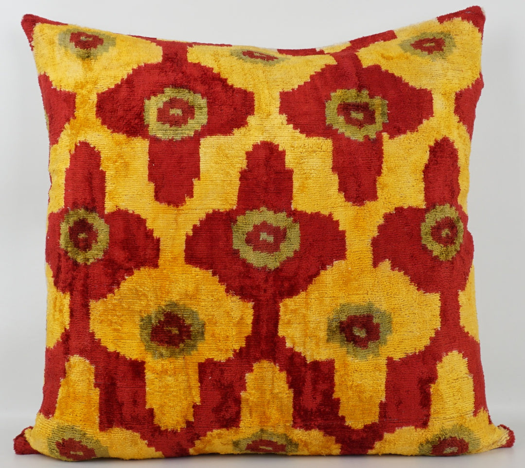 Seidenkissen 50×50 mit Ikat-Blüten in Gelb und Rot; Vorderseite 100 % Seide (Silk-Velvet), Rückseite Baumwolle/Leinen.