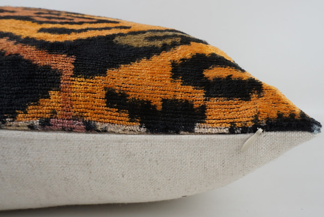Seidenkissen 50×50 mit Ikat-Muster in Gelb, Orange, Grün und Schwarz; Vorderseite 100 % Seide (Silk-Velvet), Rückseite Baumwolle/Leinen.