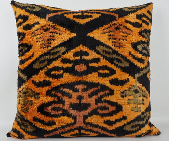 Seidenkissen 50×50 mit Ikat-Muster in Gelb, Orange, Grün und Schwarz; Vorderseite 100 % Seide (Silk-Velvet), Rückseite Baumwolle/Leinen.