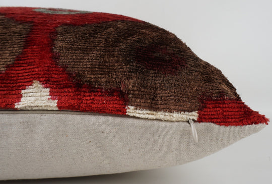 Seidenkissen 50×50 mit Ikat-Rosetten in Rot und Offwhite, Akzenten in Nougat und Grau; Vorderseite 100 % Seide (Silk-Velvet), Rückseite Baumwolle/Leinen.