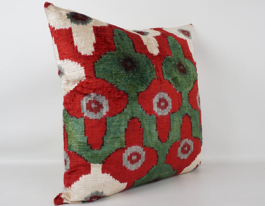 Seidenkissen 50×50 mit Ikat-Rosetten in Rot, Salbeigrün, Offwhite und Grau; Vorderseite 100 % Seide (Silk-Velvet), Rückseite Baumwolle/Leinen.