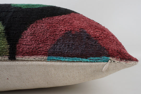 Seidenkissen 50×50 mit Retro-Dots in Beere, Grün, Petrol und Schwarz; Vorderseite 100 % Seide (Silk-Velvet), Rückseite Baumwolle/Leinen.