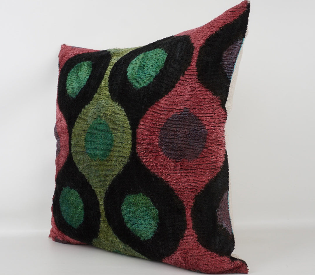 Seidenkissen 50×50 mit Retro-Dots in Beere, Grün, Petrol und Schwarz; Vorderseite 100 % Seide (Silk-Velvet), Rückseite Baumwolle/Leinen.