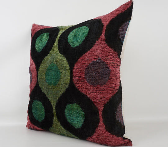Seidenkissen 50×50 mit Retro-Dots in Beere, Grün, Petrol und Schwarz; Vorderseite 100 % Seide (Silk-Velvet), Rückseite Baumwolle/Leinen.
