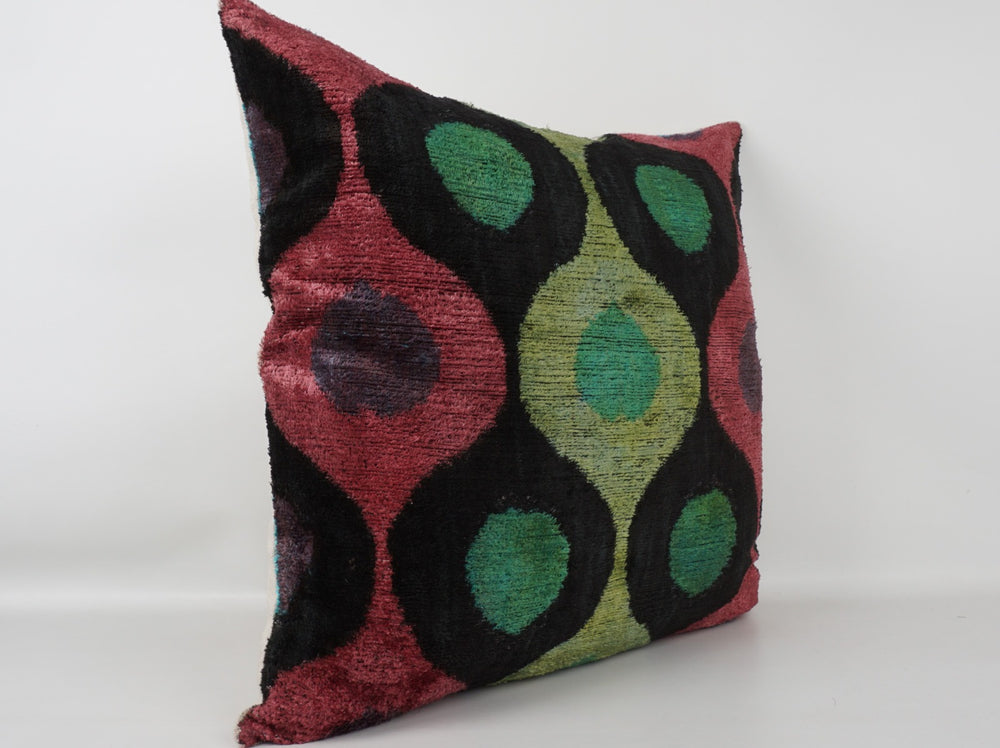 Seidenkissen 50×50 mit Retro-Dots in Beere, Grün, Petrol und Schwarz; Vorderseite 100 % Seide (Silk-Velvet), Rückseite Baumwolle/Leinen.