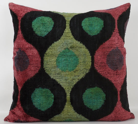 Seidenkissen 50×50 mit Retro-Dots in Beere, Grün, Petrol und Schwarz; Vorderseite 100 % Seide (Silk-Velvet), Rückseite Baumwolle/Leinen.