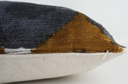 Seidenkissen 50×50 mit Retro-Dots in Braun, Grau und Anthrazit; Vorderseite 100 % Seide (Silk-Velvet), Rückseite Baumwolle/Leinen.