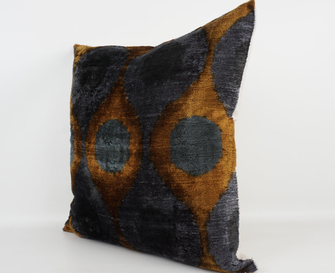 Seidenkissen 50×50 mit Retro-Dots in Braun, Grau und Anthrazit; Vorderseite 100 % Seide (Silk-Velvet), Rückseite Baumwolle/Leinen.