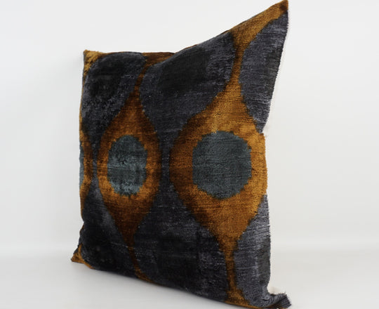 Seidenkissen 50×50 mit Retro-Dots in Braun, Grau und Anthrazit; Vorderseite 100 % Seide (Silk-Velvet), Rückseite Baumwolle/Leinen.