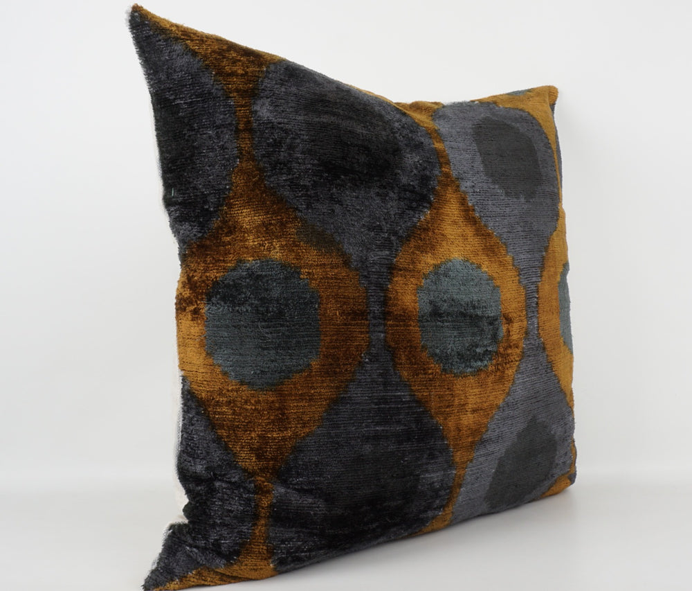 Seidenkissen 50×50 mit Retro-Dots in Braun, Grau und Anthrazit; Vorderseite 100 % Seide (Silk-Velvet), Rückseite Baumwolle/Leinen.