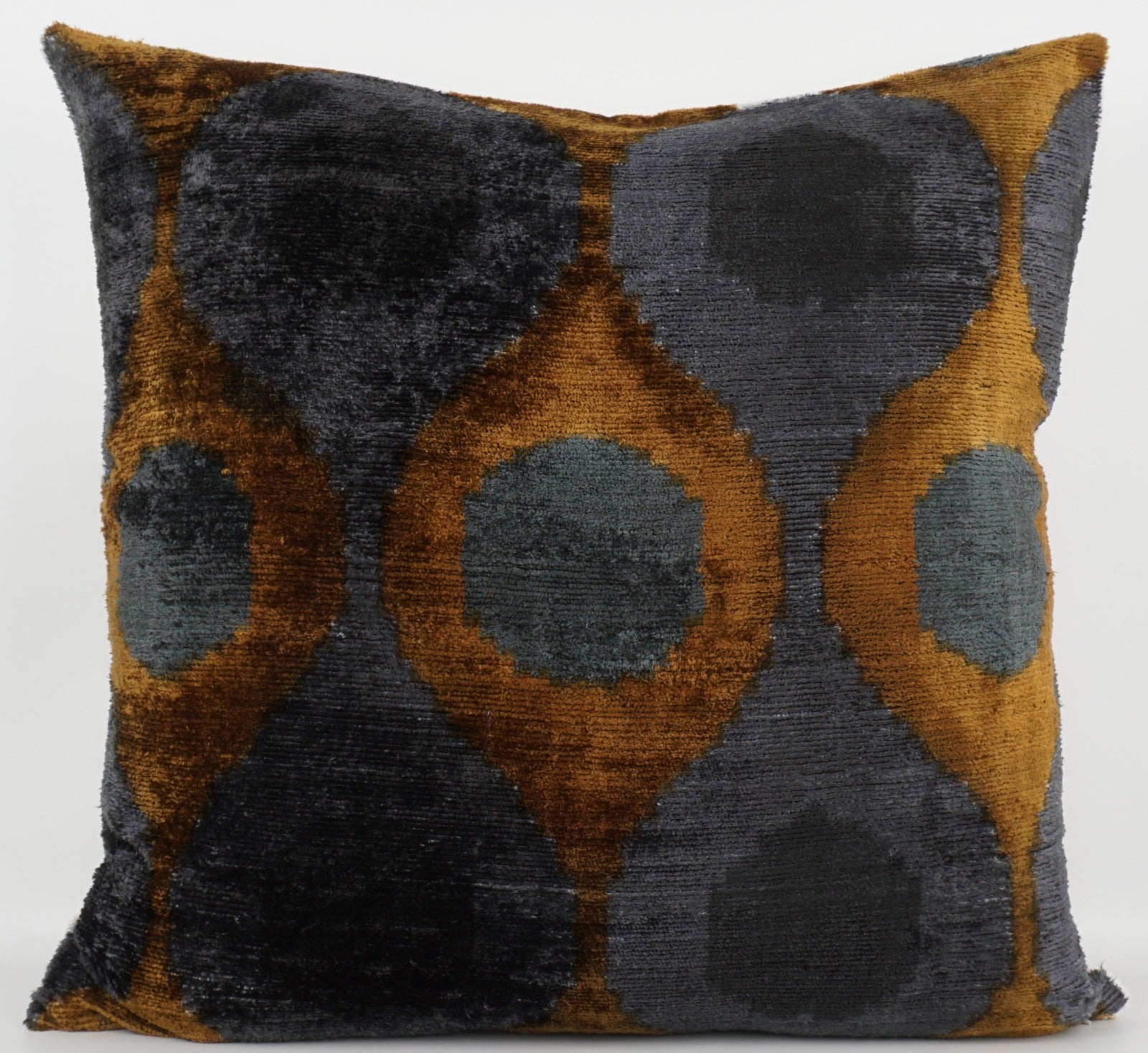 Seidenkissen 50×50 mit Retro-Dots in Braun, Grau und Anthrazit; Vorderseite 100 % Seide (Silk-Velvet), Rückseite Baumwolle/Leinen.