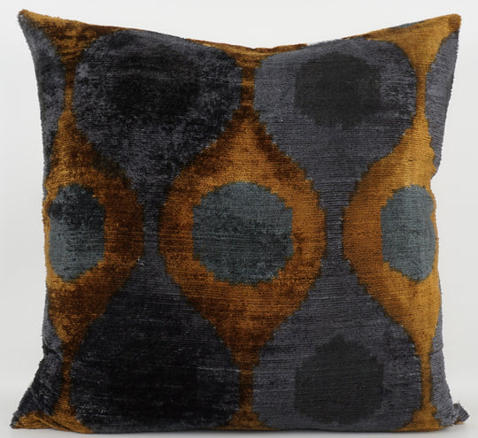 Seidenkissen 50×50 mit Retro-Dots in Braun, Grau und Anthrazit; Vorderseite 100 % Seide (Silk-Velvet), Rückseite Baumwolle/Leinen.