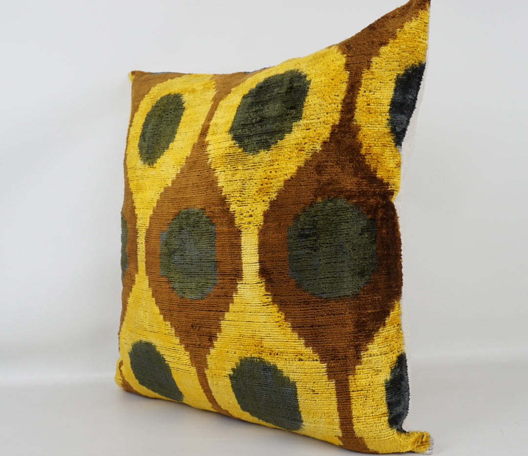 Seidenkissen 50×50 mit Retro-Dots in Gelb, Grün und Braun; Vorderseite 100 % Seide (Silk-Velvet), Rückseite Baumwolle/Leinen.