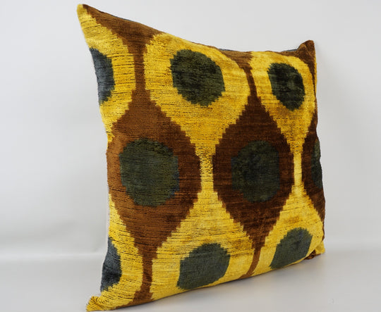 Seidenkissen 50×50 mit Retro-Dots in Gelb, Grün und Braun; Vorderseite 100 % Seide (Silk-Velvet), Rückseite Baumwolle/Leinen.