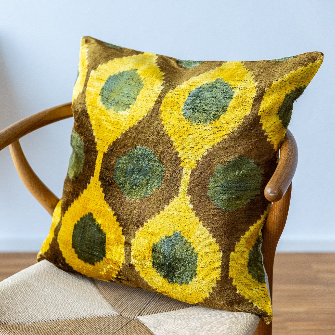 Silk-Velvet-Kissenhuelle-50x50-Retro-Dots-Gelb-Gruen-Braun-100_Seide-premium-dekokissen-seidenkissen-designkissen-stehend